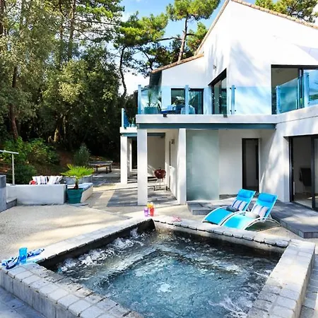 Saint-vincent-sur-jard Sleeps 8 Vila *