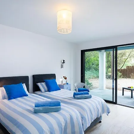 Saint-vincent-sur-jard Sleeps 8 Vila