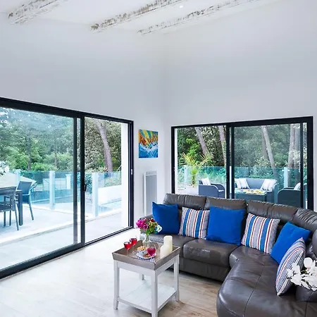 Saint-vincent-sur-jard Sleeps 8 *